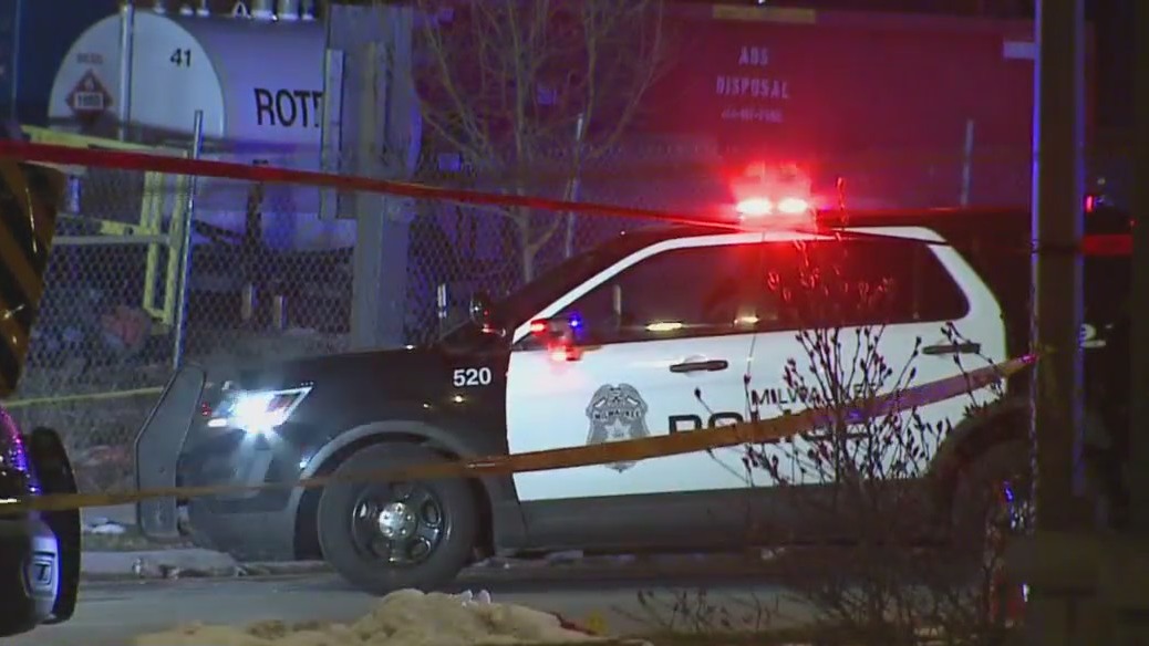 Milwaukee police shooting; man shot and hurt